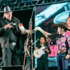 Sérgio Reis chama garoto para tocar berrante na música “Menino da Porteira” durante festa em Goiás