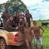 Ana Castela Compartilha Momentos de Diversão na Fazenda com Amigos e Brincadeira na Lama