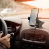 Prefeito Sandro Mabel flexibiliza uso de celular no trânsito para motoristas e entregadores em Goiânia