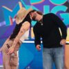 Ana Castela e Zé Felipe confirmam romance com beijo no palco do “Domingo Legal”