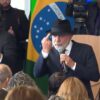 Lula faz gesto com dedo do meio durante evento do governo
